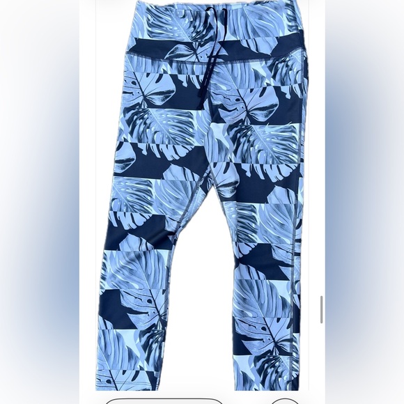 Nike Pants - NIKE Leaf Print Leggings Yoga Pants Size Medium Like New